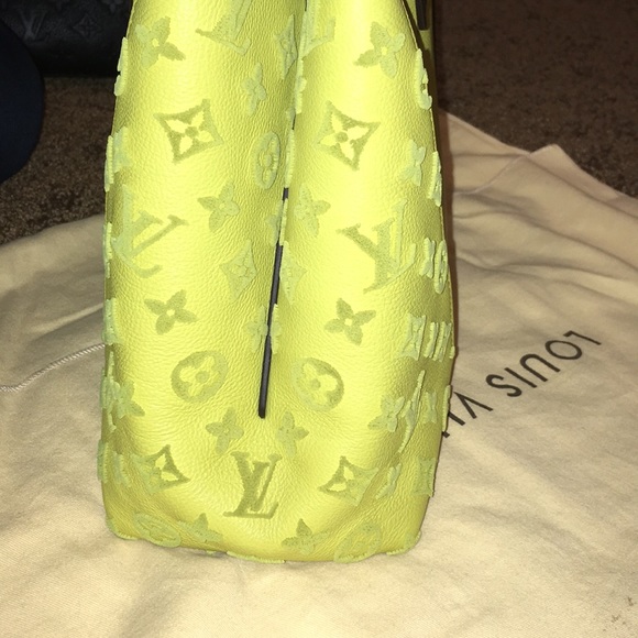 Louis Vuitton - Picture 3 of 3